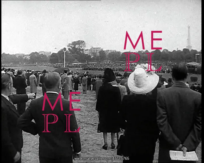 : Crowds Watching at the Longchamp Racecourse : Crowds Watching at the Longchamp Racecourse