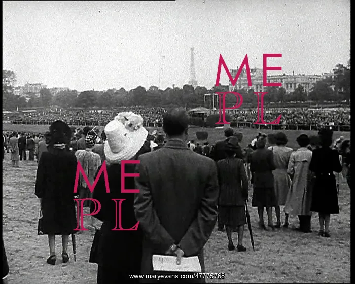 : Crowds Watching at the Longchamp Racecourse : Crowds Watching at the Longchamp Racecourse