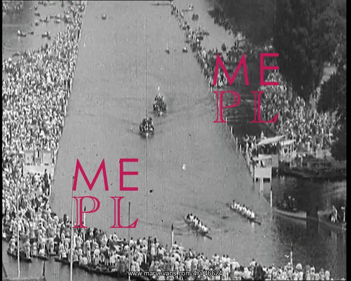 : Crowds Watching River Boats Pass By At Henley On Thames : Crowds Watching River Boats Pass By At Henley On Thames
