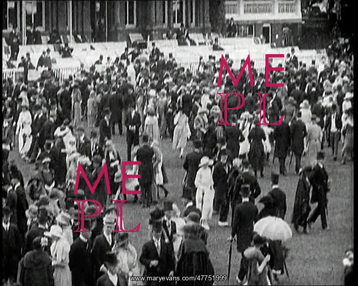 : Crowds Of Wealthy British Civilians At the : Crowds Of Wealthy British Civilians At the