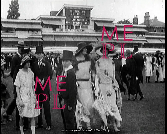 : Crowds Of Wealthy British Civilians At the : Crowds Of Wealthy British Civilians At the
