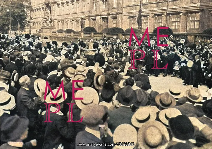 : Crown Prince Wilhelm cheered : Crown Prince Wilhelm cheered