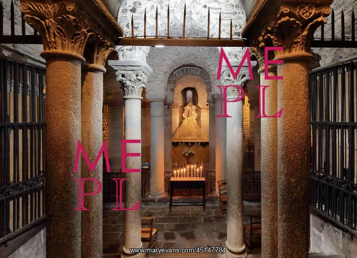 : Crypt, Basilique Notre Dame du Port, Clermont-Ferrand : Crypt, Basilique Notre Dame du Port, Clermont-Ferrand