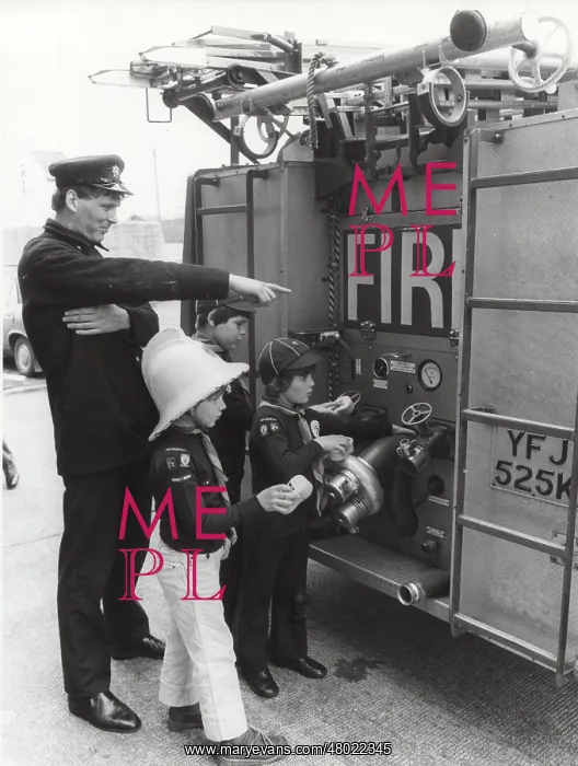 : Cub Scouts cleaning fire engine : Cub Scouts cleaning fire engine