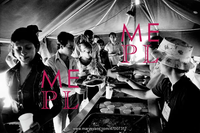 : Cuban refugees get lunch from mess hall : Cuban refugees get lunch from mess hall