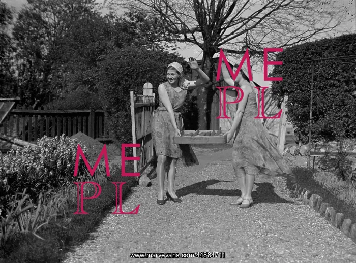  : CUCUMBER GIRLS 1930S