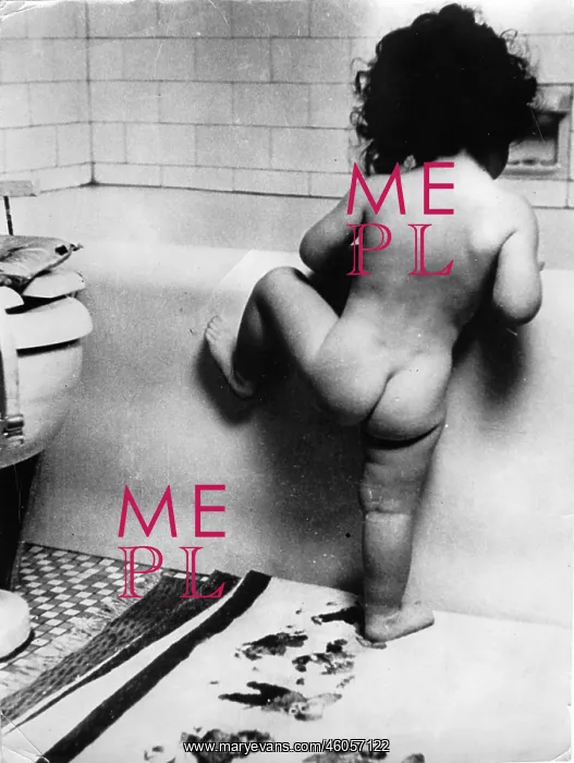  : Curious. A little girl descries the parental bathroom. Photograph. Around 1935