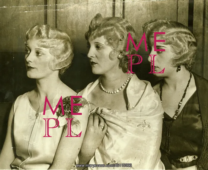  : Curled hair in typical coiffures of 1930