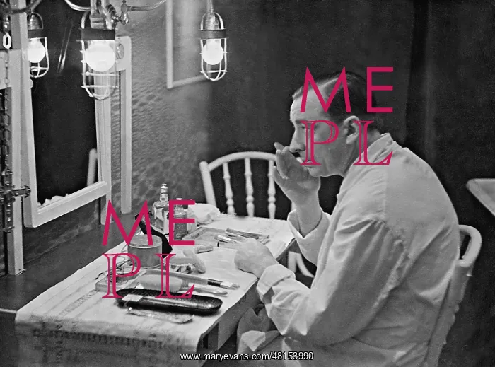: Curt Goetz in his dressing room, 1931 : Curt Goetz in his dressing room, 1931