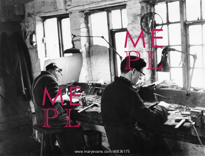 : Cutlers working in a Sheffield workshop : Cutlers working in a Sheffield workshop