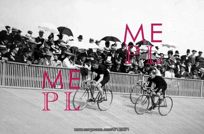  : Cycle race at a velodrome, early 1900s