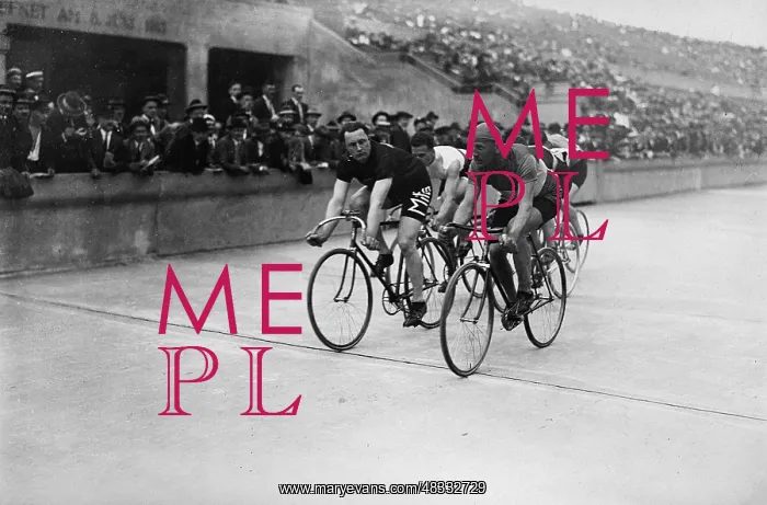 : Cycling race in Berlin, 1924 : Cycling race in Berlin, 1924