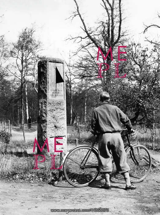 : CYCLIST IN PLUS FOURS : CYCLIST IN PLUS FOURS
