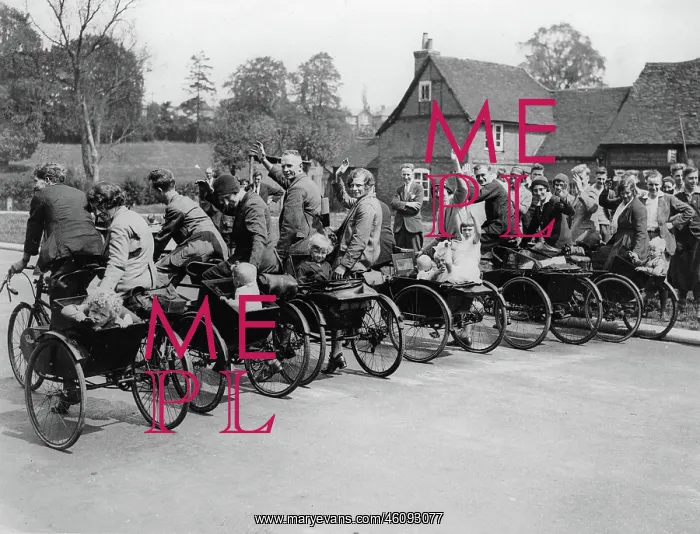 : Cyclists with their kids in sidecars : Cyclists with their kids in sidecars