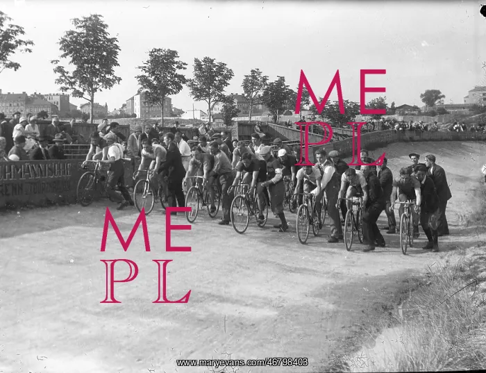 : Cyclists on old Hernals cycle track : Cyclists on old Hernals cycle track