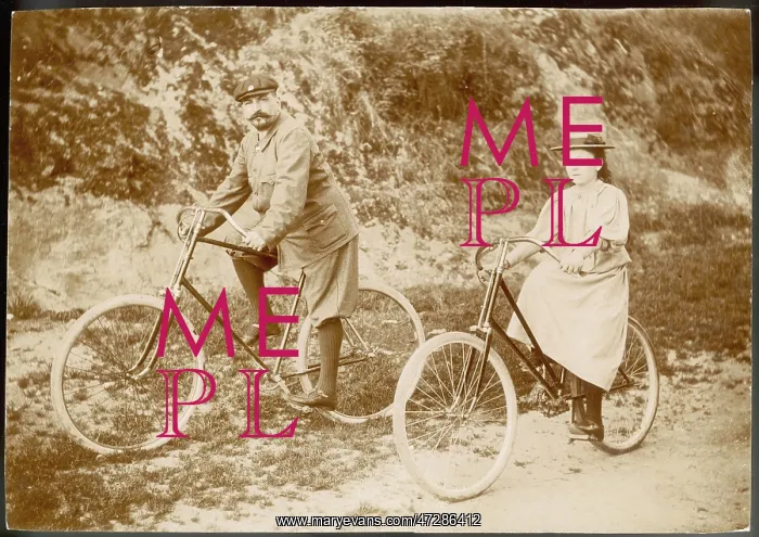 : Two Cyclists (Photo) : Two Cyclists (Photo)