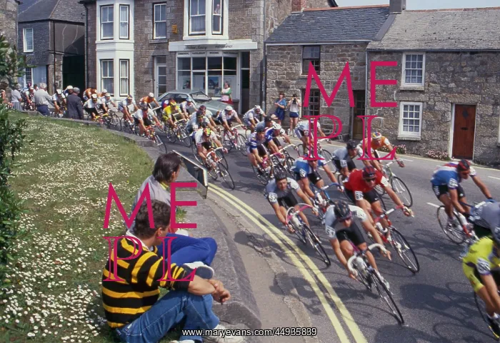  : Cyclists racing round a bend