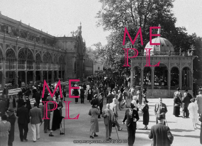 : Czechoslovakia 1932, people fill up the Promenade : Czechoslovakia 1932, people fill up the Promenade