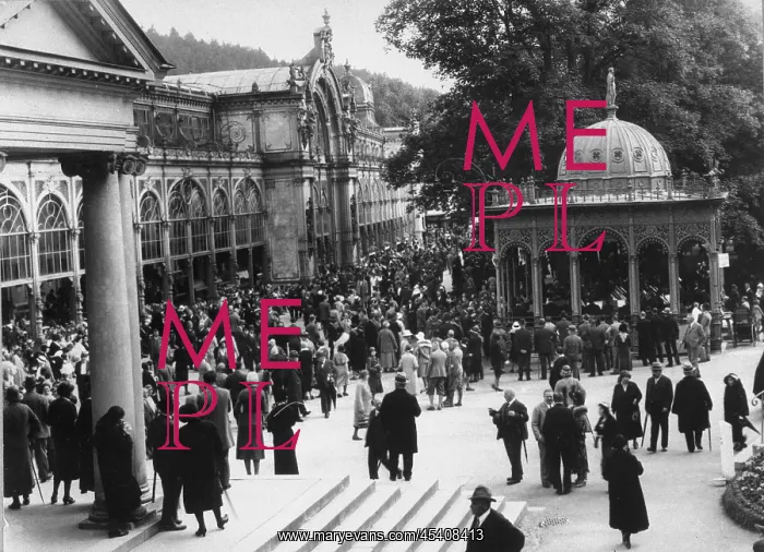 : Czechoslovakia 1932, people fill up the Promenade : Czechoslovakia 1932, people fill up the Promenade