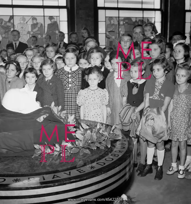 : Czechoslovakia 1938, children view the post mortem : Czechoslovakia 1938, children view the post mortem