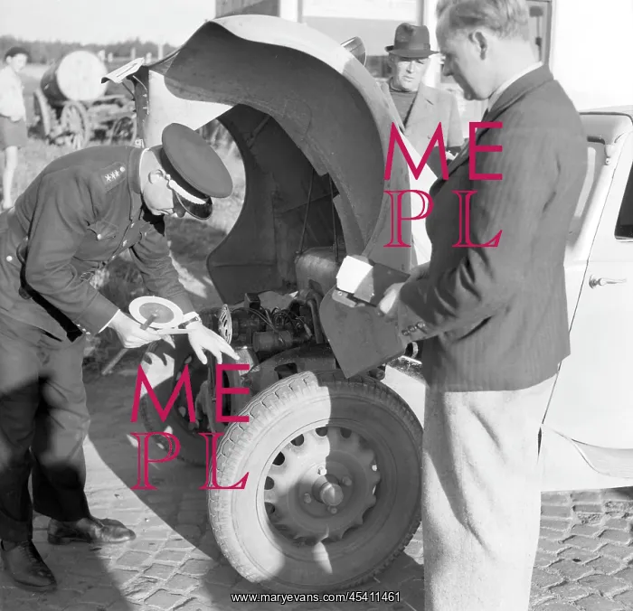 : Czechoslovakia 1946 - patrolman during random stop : Czechoslovakia 1946 - patrolman during random stop
