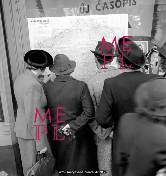 : Czechoslovakia, citizens look at the new map of their countr : Czechoslovakia, citizens look at the new map of their countr