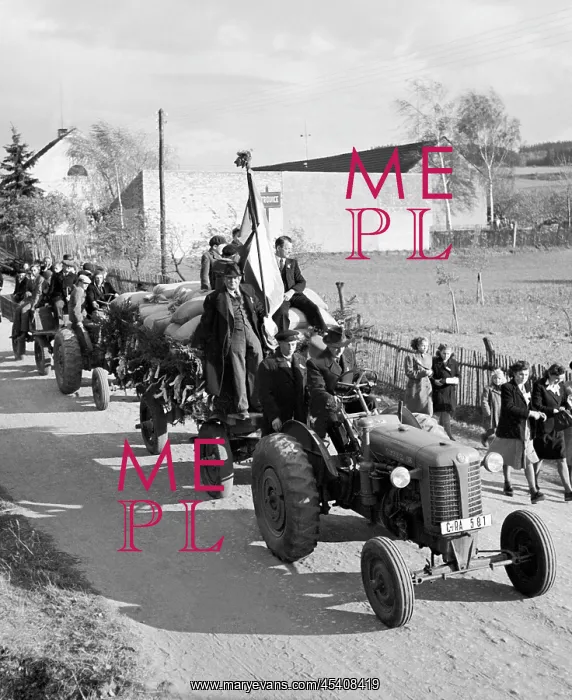 : Czechoslovakia - Petrovice 1949. Cooperative farmers : Czechoslovakia - Petrovice 1949. Cooperative farmers