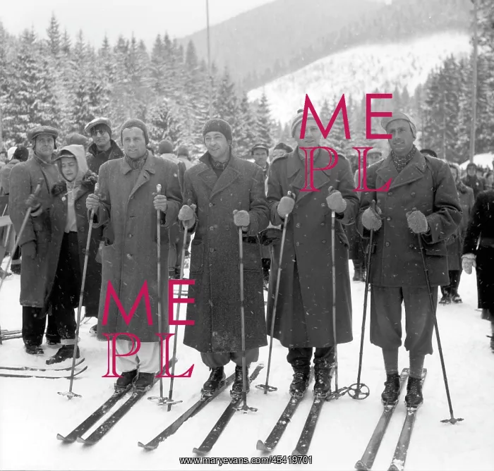 : Relay. Czechoslovakia, Spindleruv Mlyn. Skiiers line up for photo show 1947 fashion design : Relay. Czechoslovakia, Spindleruv Mlyn. Skiiers line up for photo show 1947 fashion design