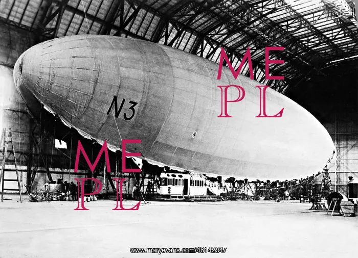 : Damaged airship N3 in a hangar, 1927 : Damaged airship N3 in a hangar, 1927