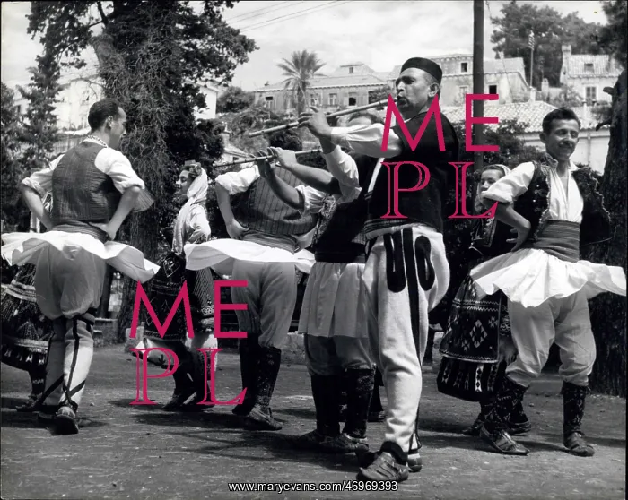 : Dancers and musicians of Macedonia : Dancers and musicians of Macedonia