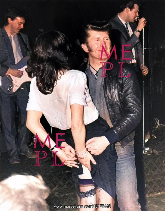  : Dancing couple