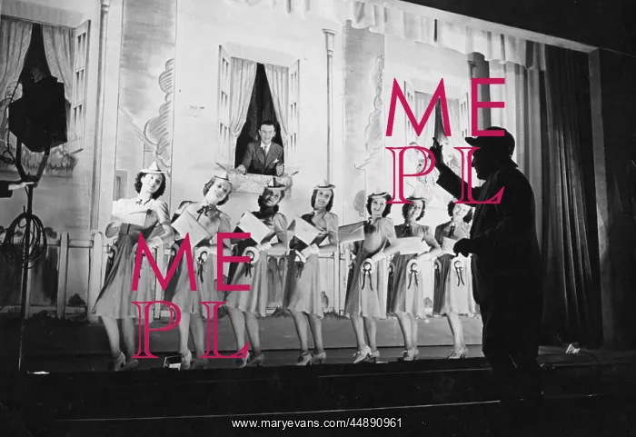  : DANCING GIRLS