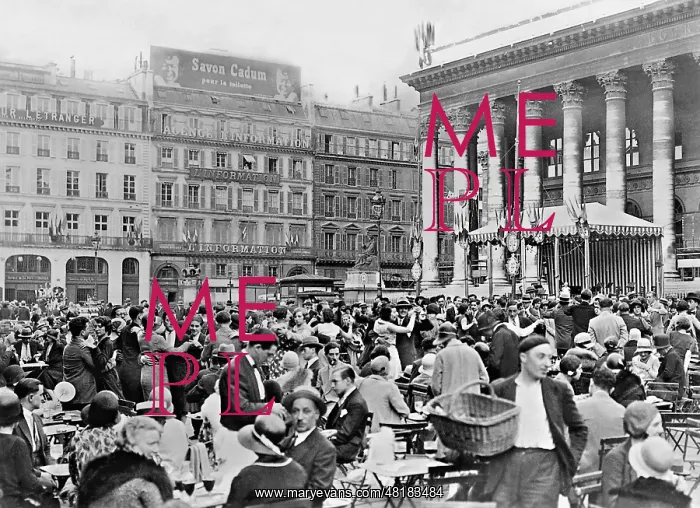  : Dancing on the Place de la Bourse in Paris, 1930