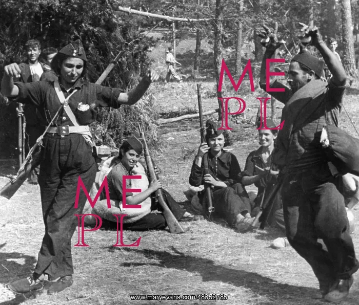 : Dancing Republican soldiers behind the front, 1936 : Dancing Republican soldiers behind the front, 1936