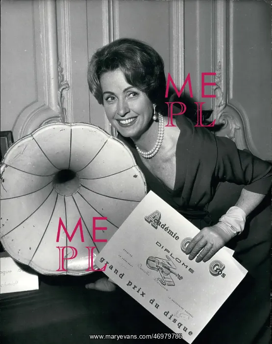 : Danielle Darrieux with gramophone record prize : Danielle Darrieux with gramophone record prize