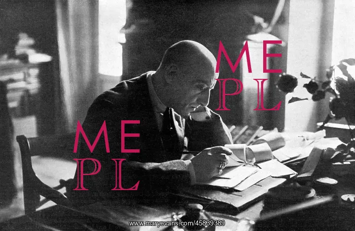  : D'ANNUNZIO IN HIS STUDY