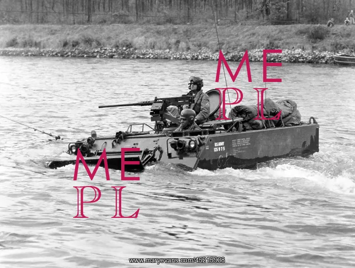 : Danube crossing of US army during manoeuvre : Danube crossing of US army during manoeuvre