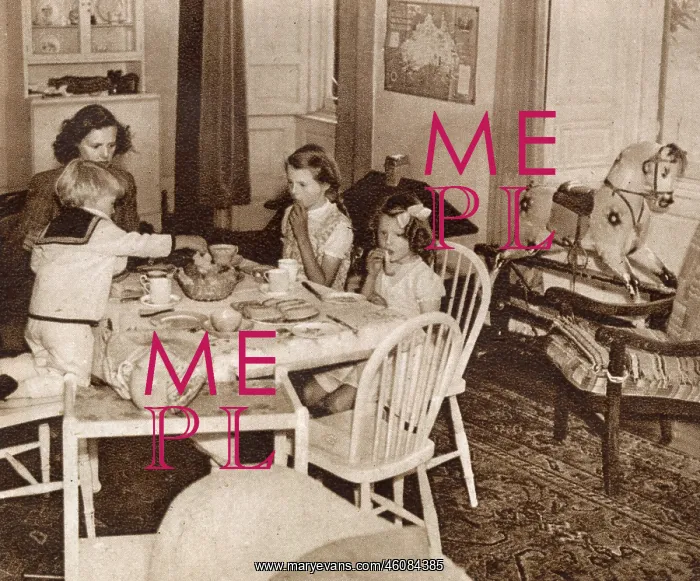: Daphne du Maurier and children at Menabilly, 1944 : Daphne du Maurier and children at Menabilly, 1944