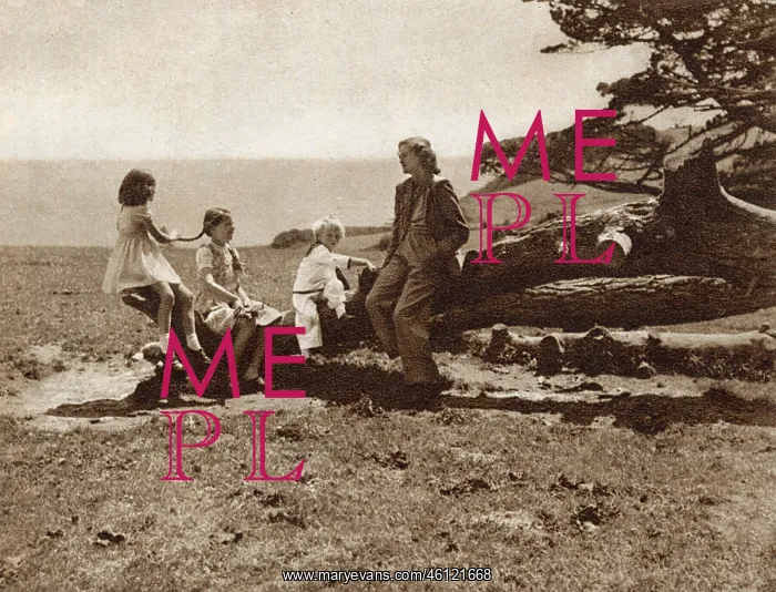 : Daphne du Maurier and children at Menabilly, 1944 : Daphne du Maurier and children at Menabilly, 1944