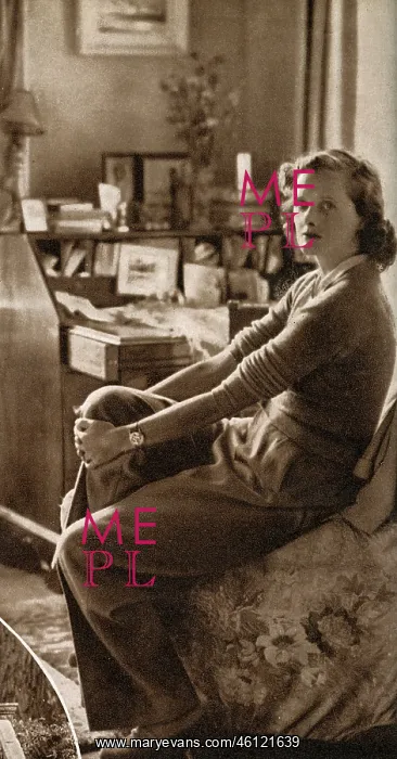 : Daphne du Maurier at their Cornish home, Menabilly, 1945 : Daphne du Maurier at their Cornish home, Menabilly, 1945