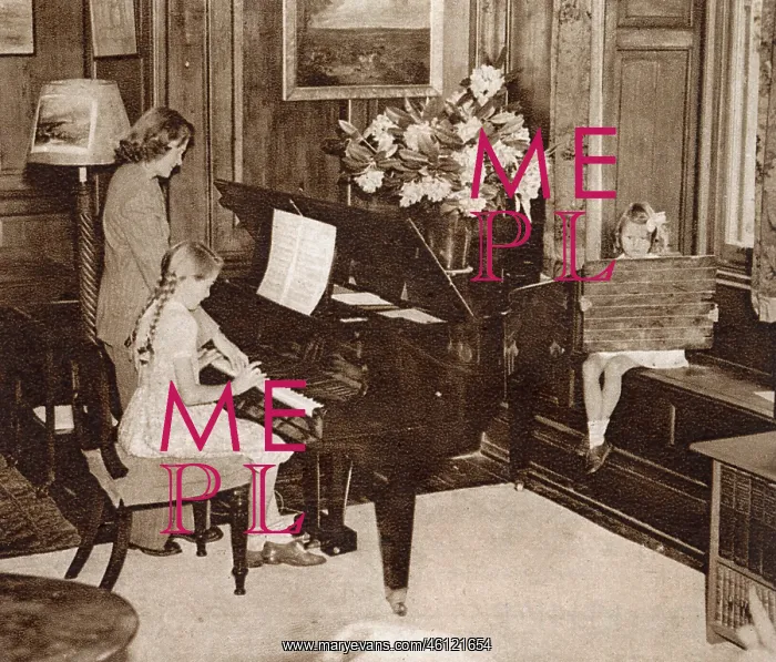 : Daphne du Maurier and daughters at Menabilly, 1944 : Daphne du Maurier and daughters at Menabilly, 1944