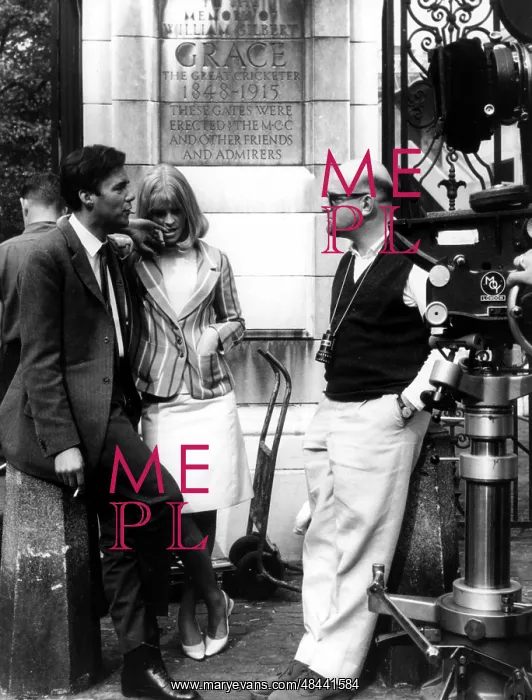 : DARLING DIRECTOR JOHN SCHLESINGER WITH JULIE CHRISTIE AND DIRK BOGARDE : DARLING DIRECTOR JOHN SCHLESINGER WITH JULIE CHRISTIE AND DIRK BOGARDE