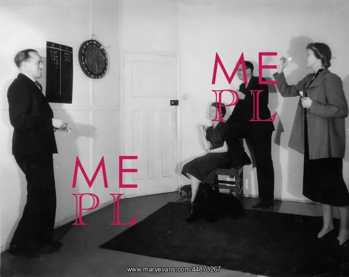 : DARTS IN THE HOME / C1940 : DARTS IN THE HOME / C1940