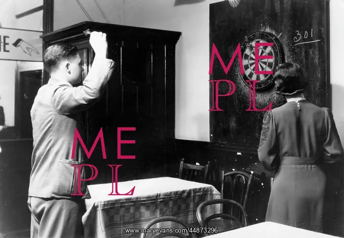 : DARTS IN THE PUB / 1930S : DARTS IN THE PUB / 1930S