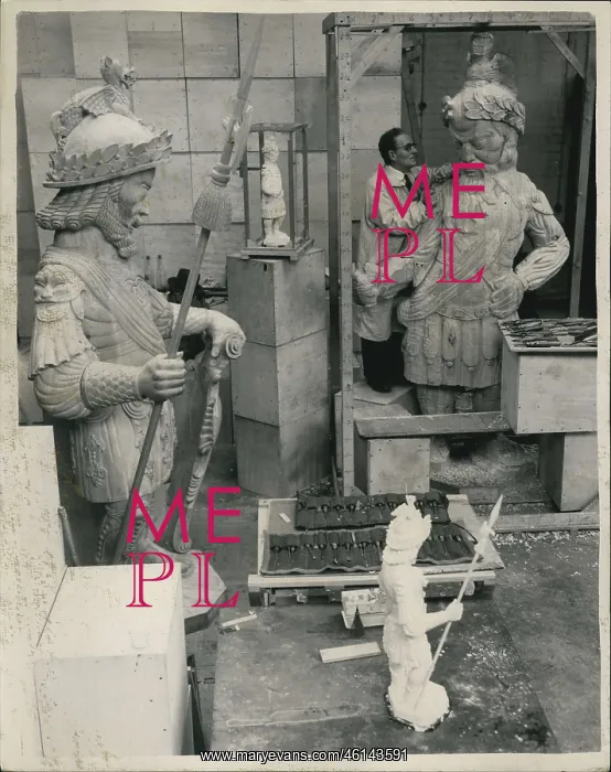 : David Evans, sculptor, working on Gog sculpture : David Evans, sculptor, working on Gog sculpture