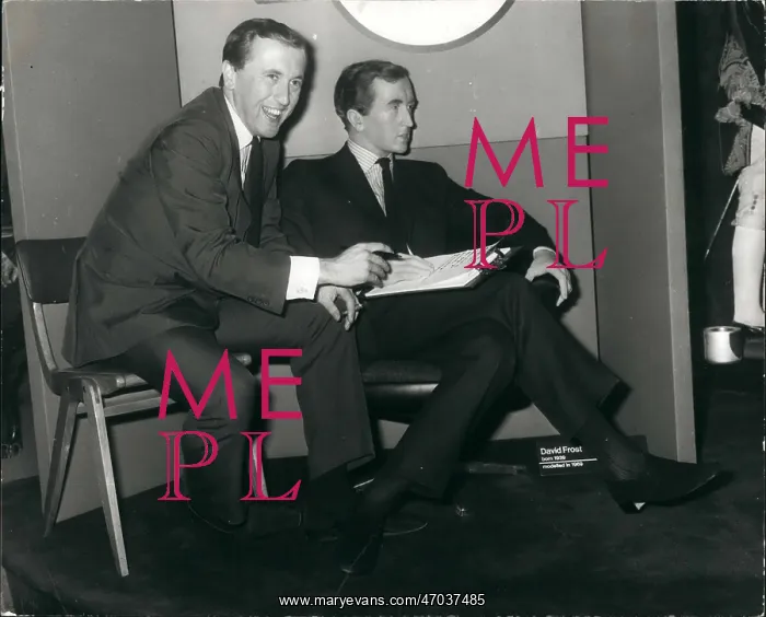 : David Frost with Tussaud's waxwork of himself : David Frost with Tussaud's waxwork of himself