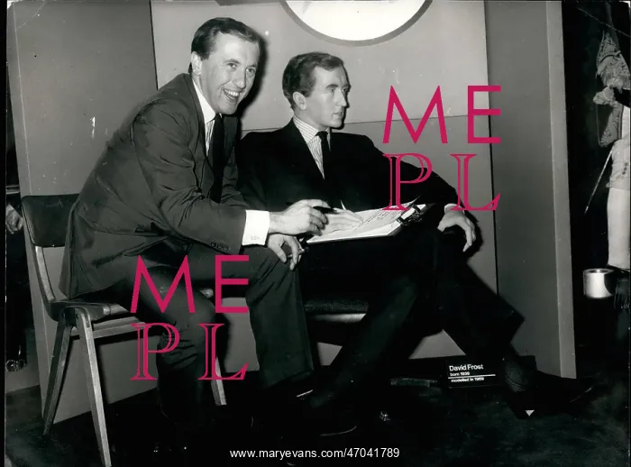 : David Frost with Tussaud's waxwork of himself : David Frost with Tussaud's waxwork of himself