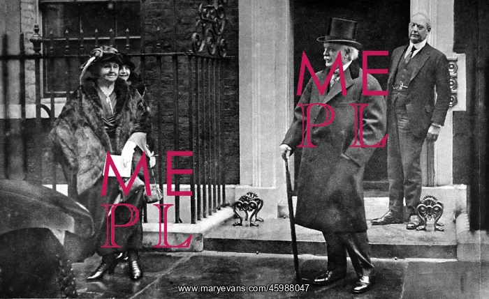 : David Lloyd George leaving Downing Street : David Lloyd George leaving Downing Street