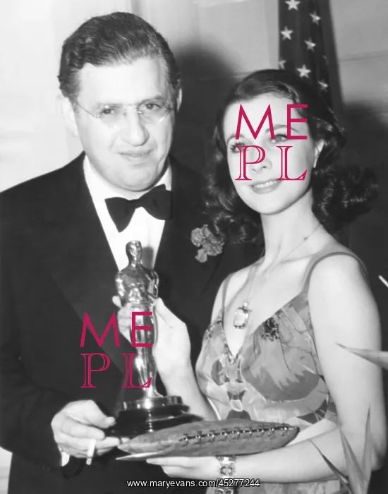 : David O. Selznick presented Vivian Leigh with her : David O. Selznick presented Vivian Leigh with her