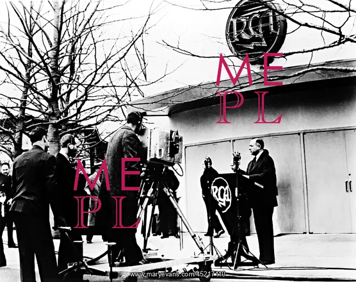: DAVID SARNOFF, founder of RCA, stood before ? : DAVID SARNOFF, founder of RCA, stood before ?